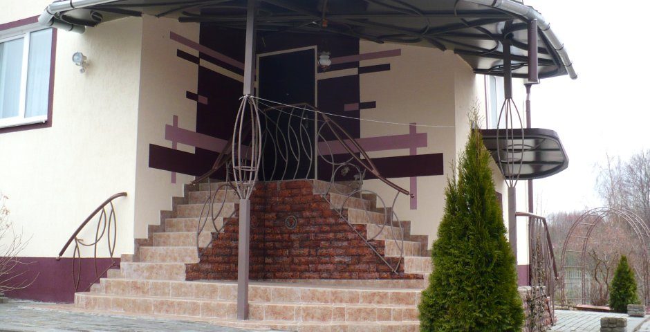 Купить бетонное крыльцо с навесом в частном доме в Гродно